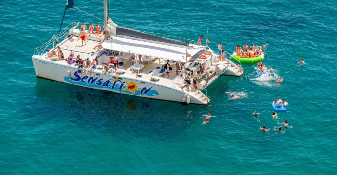 Barcelona: crucero en catamarán con fiesta y barbacoa