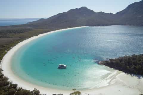 From Coles Bay: Wineglass Bay Cruise with Lunch