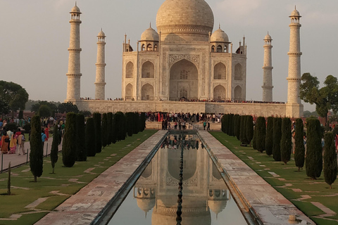 Agra: Taj Mahal Guided Tour with Photography & Rental Saree Taj Mahal Guided Tour without Entry Tickets & Rental Saree