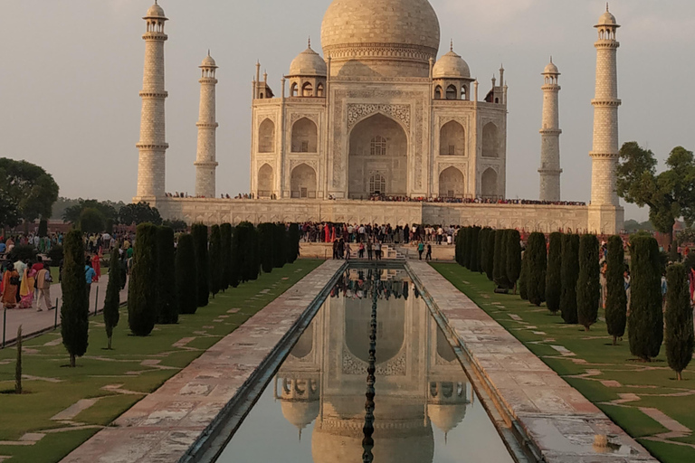 Agra: Taj Mahal Guided Tour with Photography & Rental Saree Taj Mahal Guided Tour without Entry Tickets & Rental Saree
