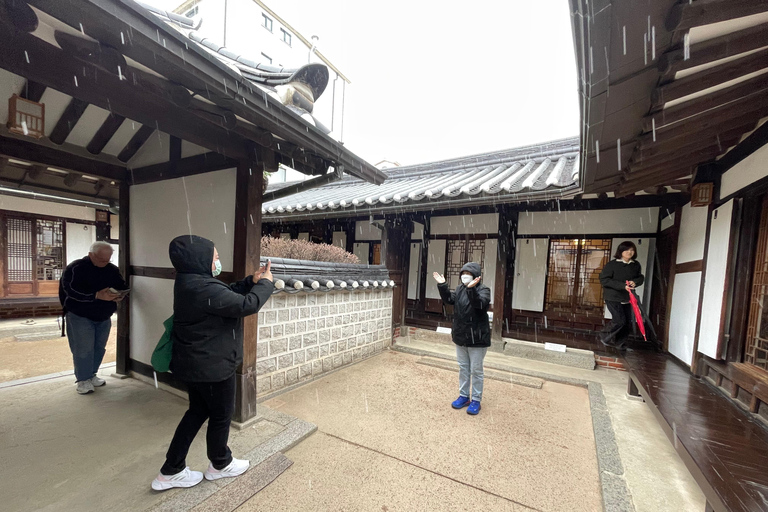 Seúl: Visita a Bukchon con Cuentacuentos y Artesanía Local