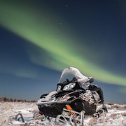 Kiruna : excursion nocturne en motoneige sous les aurores boréales