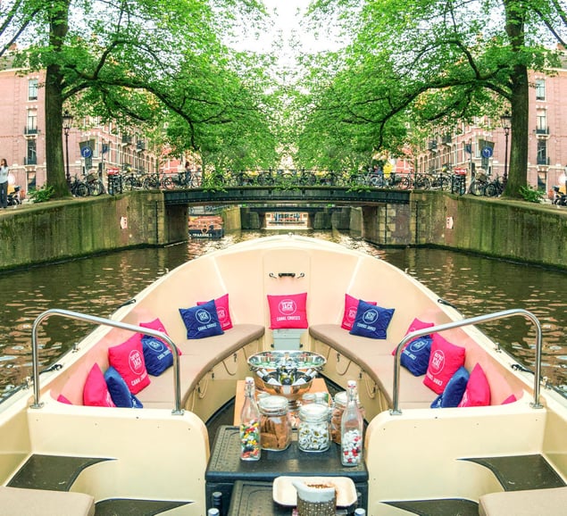 Amsterdam:1.5-Hour History Cruise Local Guide, Drinks &amp;Bites