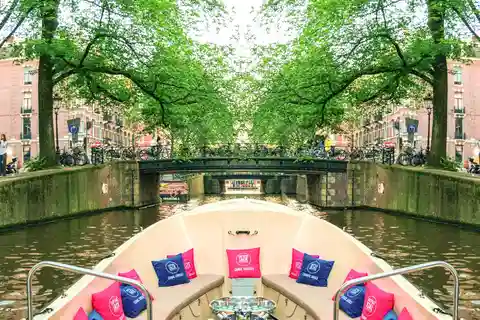 Amsterdam: 1,5-timmars kanalrunda lokal guide, dryck och snacks