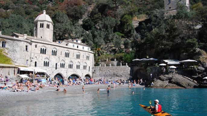 portofino excursion en kayak de mer avec des kayaks assis
