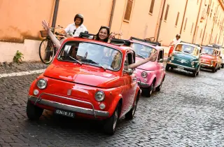 Rom: 90-minütige Fahrt im Konvoi im alten Fiat 500