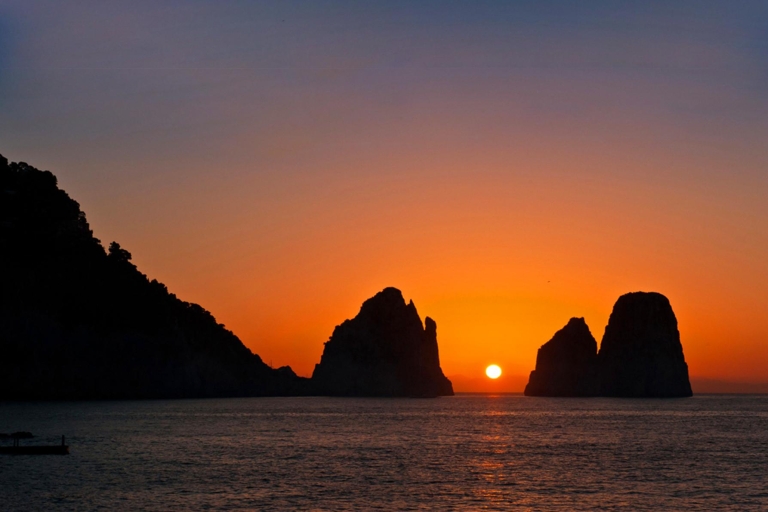 Capri: tour en barco diurno y nocturnoDesde Sorrento: tour en barco diurno y nocturno por Capri