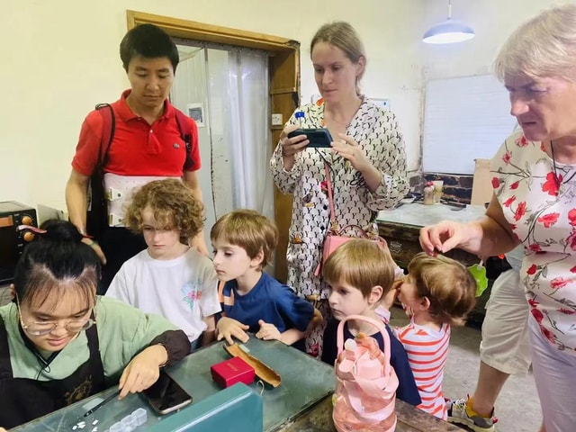 Half-Day Chengdu Lacquerware Handcrafting Workshop