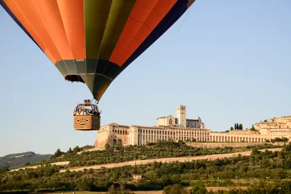 Assisi: Heißluftballonfahrt mit Frühstück und Weinverkostung