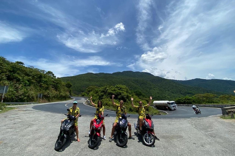 Hoi An: Traslado en moto a Hue con Hai Van PassDe Hoi An a Hue opcional Torre Champa y Cementerio de An Bang