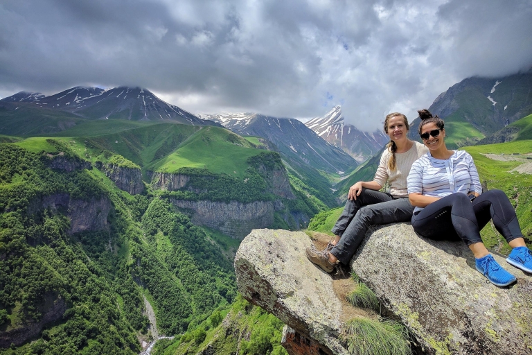 Tbilisi: całodniowa wycieczka po górach Kazbegi, Gergeti i AnanuriWspólna wycieczka z lunchem
