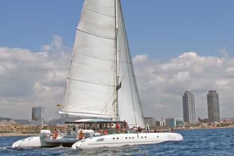 Barcelona: crucero en catamarán con vistas a la ciudad