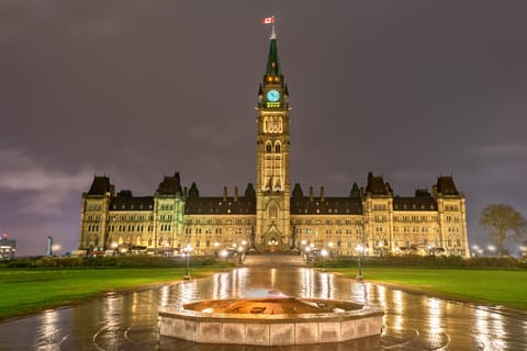 Ottawa: Small Group Night Tour w/River Cruise & Light Show