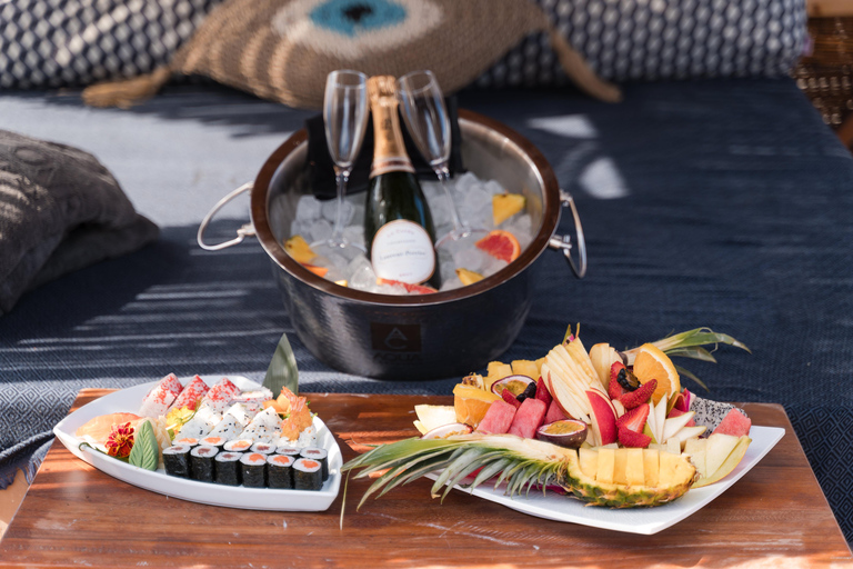 Plage de Perivol : L'expérience du bain de soleil au restaurant FortyOne BarLot de 2 chaises longues avec serviettes, 1 bouteille de Prosecco/vin et fruits