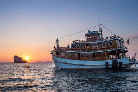 Krabi per Motoryacht: Dinner-Fahrt mit Sonnenuntergang