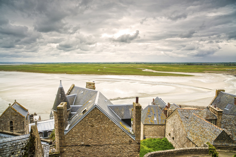 From Paris: Mont Saint-Michel Tour with Hotel Pickup Service Spanish Tour