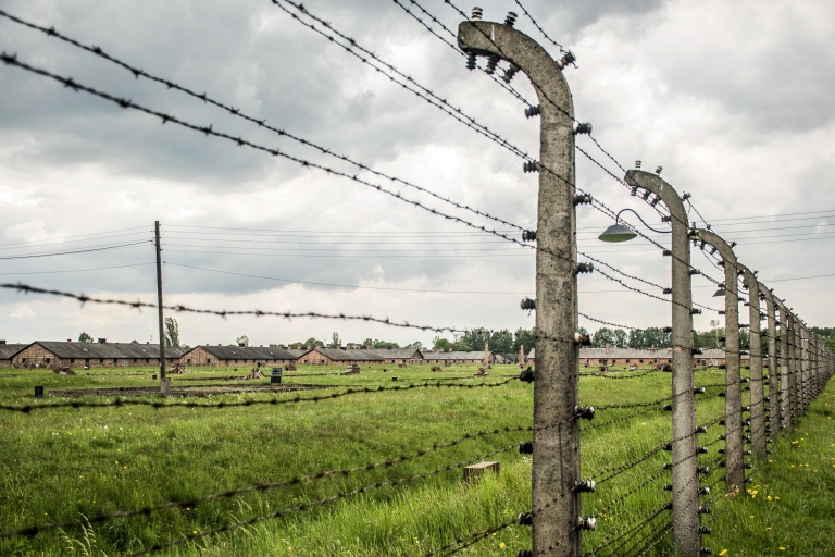 Ab Krakau: Auschwitz-Birkenau Tour & TransferTour auf Spanisch mit Gruppentransfer ab Treffpunkt