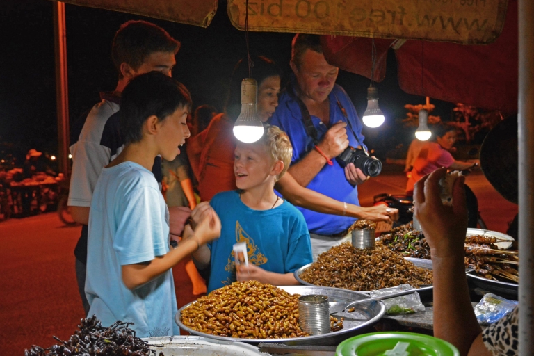Siem Reap: After Dark Foodie Tour en una Vespa ScooterTour privado