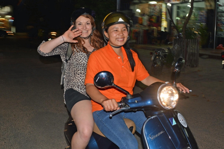 Siem Reap: After Dark Foodie Tour en una Vespa ScooterTour privado