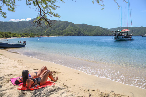 Tour in Velero a Bahía Concha Parque TayronaTour in barca a vela al Parco Bahía Concha Tayrona