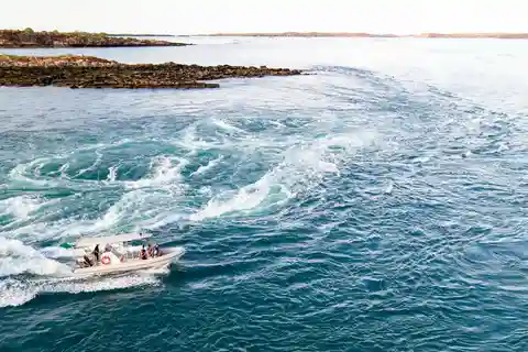 Experiencia en barco mareal con el remolino gigante de Cygnet Bay