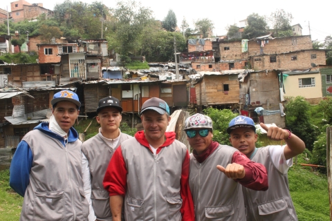Bogotá: Gira Rompiendo FronterasBogotá: Tour Rompiendo Fronteras con Transporte Privado