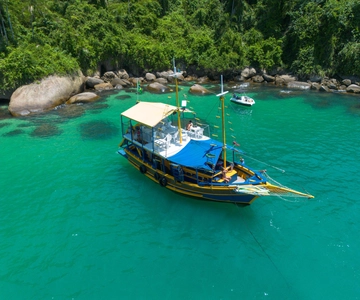 Passeio de Escuna pelas Praias e Ilhas Deslumbrantes de Paraty