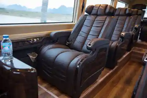 Traslado de ida entre Hanoi y Ha Long en autobús limusina