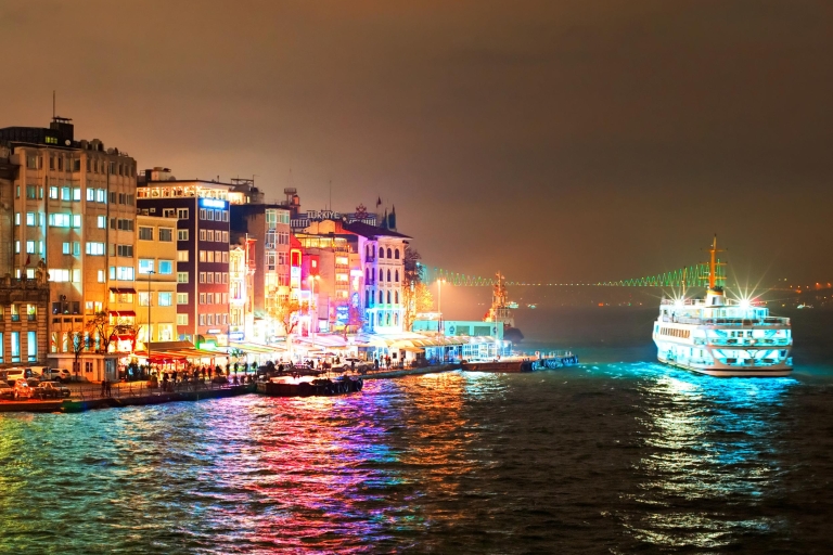 Istanboel: rondvaart over de Bosporus met diner en vermaakIstanboel: rondvaart over de Bosporus met diner en frisdrank