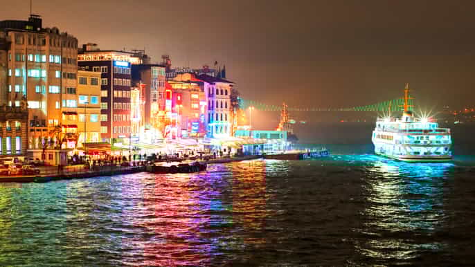 Estambul: crucero por el Bósforo con cena y entretenimiento