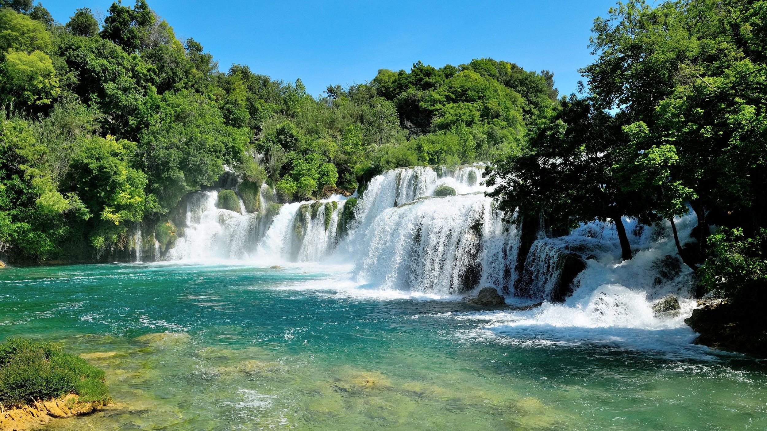 Von Omiš: Krka-Wasserfälle und Trogir-Gruppentour