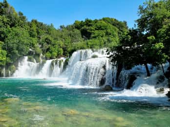 Da Omiš: Tour per piccoli gruppi delle cascate di Krka e di Trogir