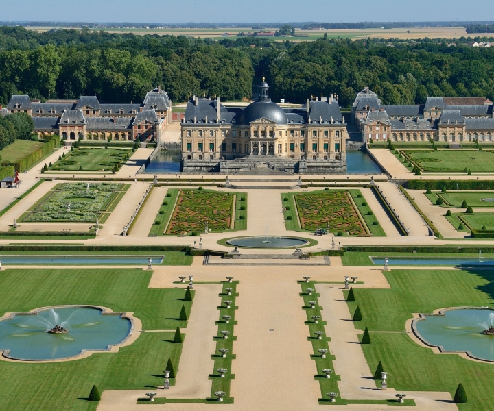 Melun: Vaux le Vicomte Chateau Entry Ticket and Bus Transfer