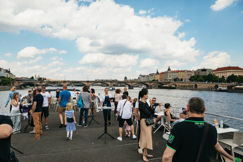 Praga: paseo en barco de 2 h por el río Moldava con almuerzo