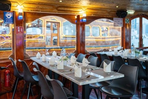 Dubai: Crucero panorámico en dhow con cena bufé y espectáculos en directo