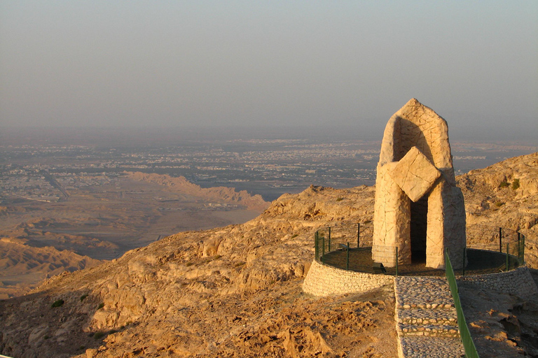 De Abu Dhabi a Al Ain: dos campos reais aos picos das montanhasDe Abu Dhabi a Al Ain: dos terrenos reais aos picos das montanhas