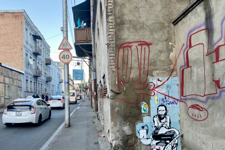 Tiflis: más de 100 graffitis y murales, visita guiada por el arte callejeroTiflis: Tour de Arte Callejero con almuerzo