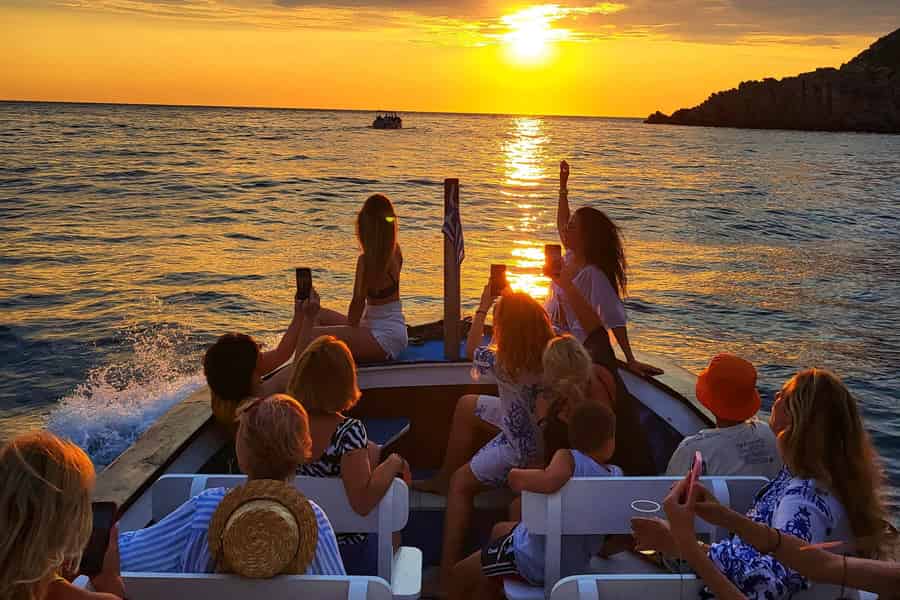 Paleokastritsa: Korfu-Paradies-Sonnenuntergangsfahrt. Foto: GetYourGuide Paleokastritsa: Korfu-Paradies-Sonnenuntergangsfahrt. Foto: GetYourGuide