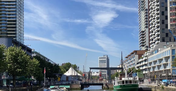 Schiller Wasserfahrradverleih im Maritimen Viertel Rotterdam