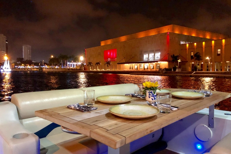 Cartagena: Cruise by the Bay met diner en wijnCruise met 3-gangen diner - privétafel