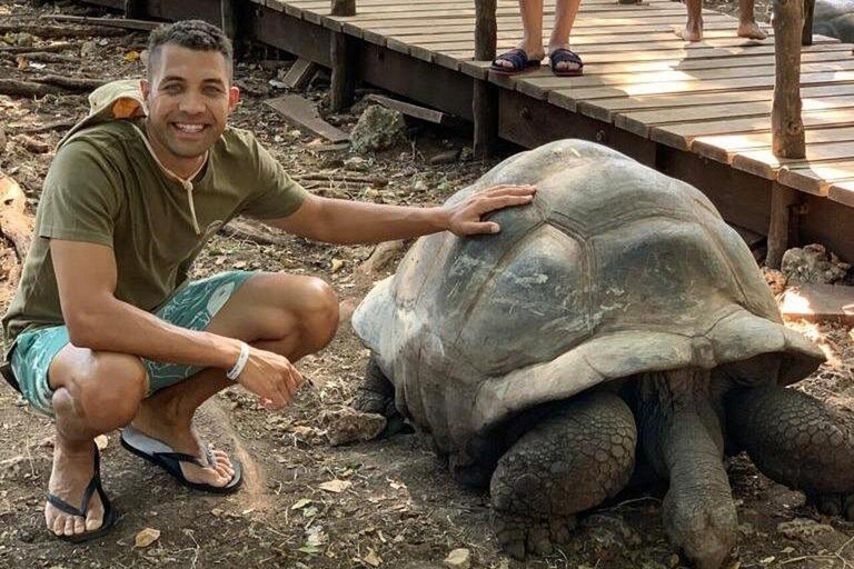 Zanzibar: wyspa więzienna, jaskinia Kuza i wycieczka na plażę MtendeZanzibar: wycieczka na wyspę więzienną, do jaskini Kuza i na plażę Mtende