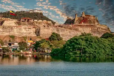 Cartagena: City Tour w San Felipe Fort & Popa Covent Entries