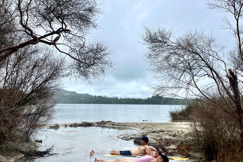 Rotorua: Hemlig plats kajakpaddling till naturliga varma källorRotorua: Hemlig plats för kajakpaddling och varma källor