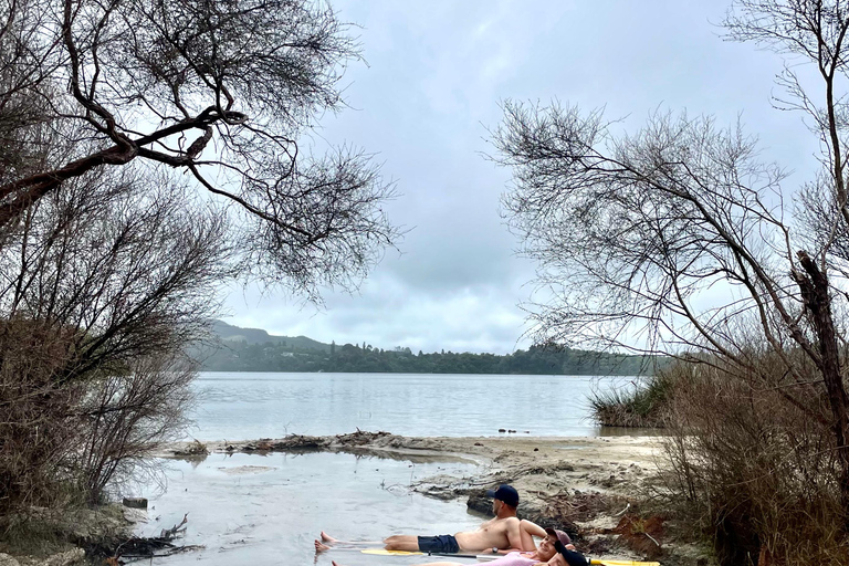 Rotorua: Hemlig plats kajakpaddling till naturliga varma källorRotorua: Hemlig plats för kajakpaddling och varma källor