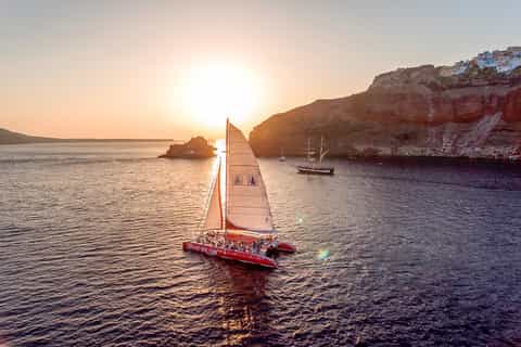 Santorini: crucero en catamarán con comida y bebidas