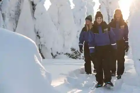 Caminhada com raquetes de neve no deserto do Ártico
