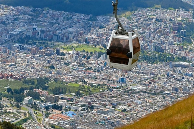 Quito por la ciudad con el teleférico y el ecuador Línea