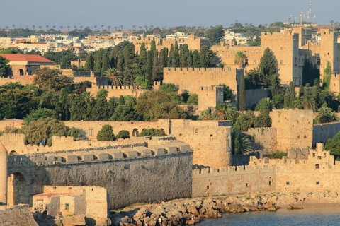 Rhodes: visite guidée et dégustation de vin dans la ville médiévalePromenade privée guidée et dégustation de vin