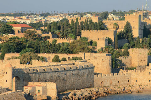 Rhodes: visite guidée et dégustation de vin dans la ville médiévalePromenade privée guidée et dégustation de vin