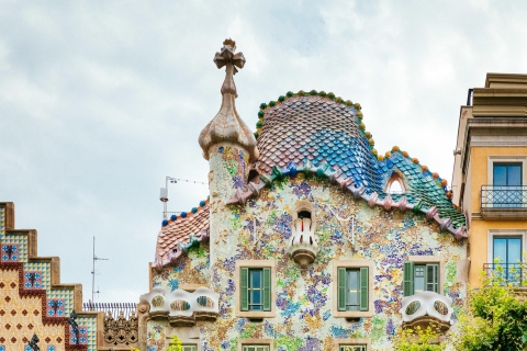 Barcelona: Gaudí privada paseo en bicicleta con un localExcursión privada en bicicleta a Gaudí con un local